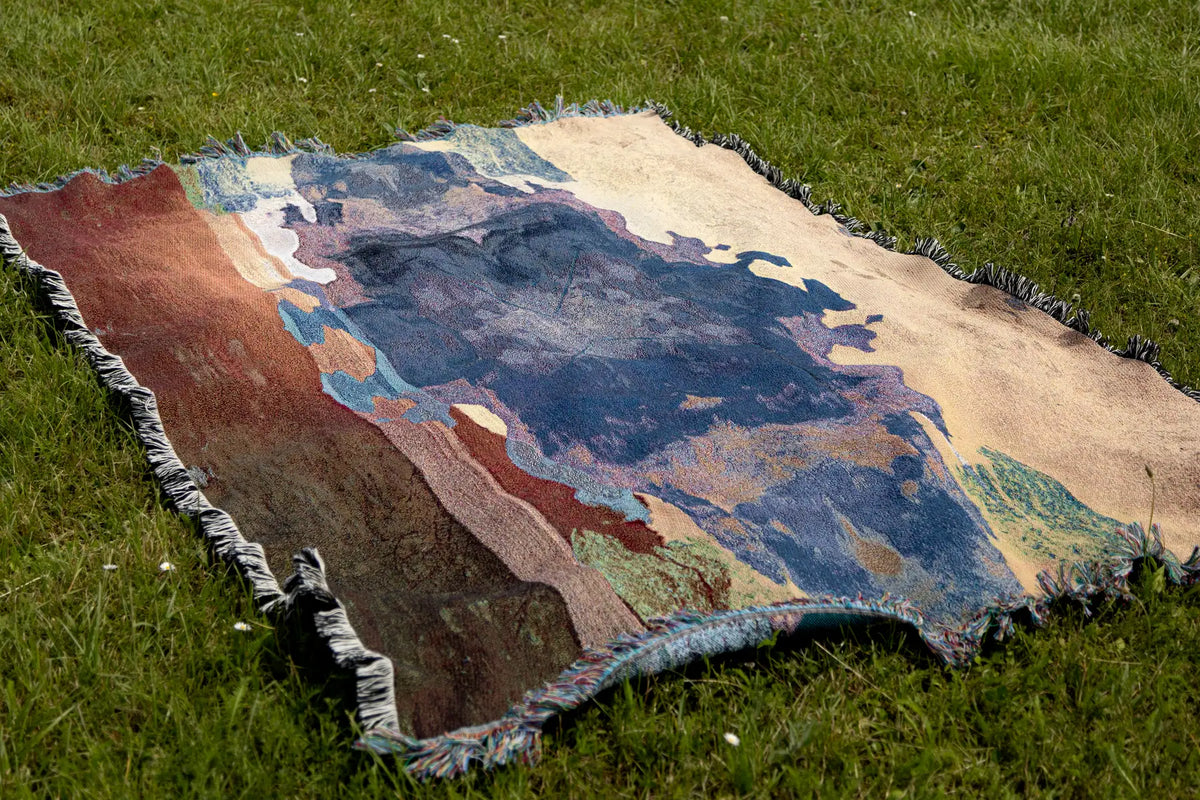 Raglan eco-friendly Tapestry on lawn